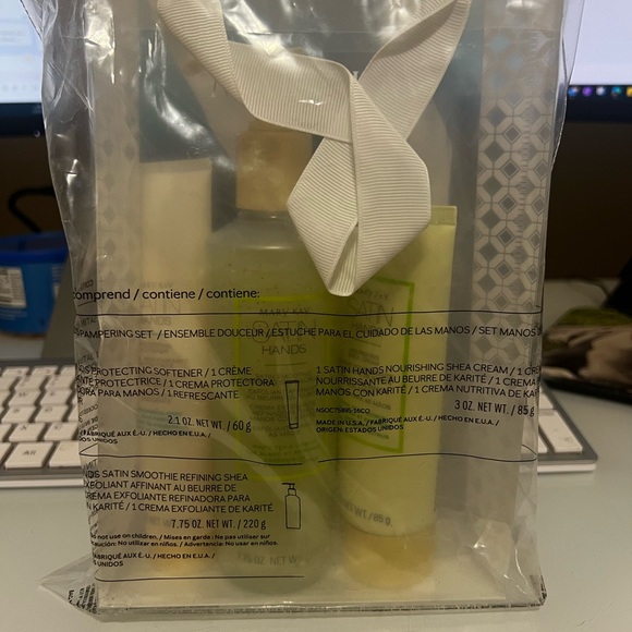 Satin hands set. White tea and citrus. Brand new still in the bag. - Picture 2 of 2